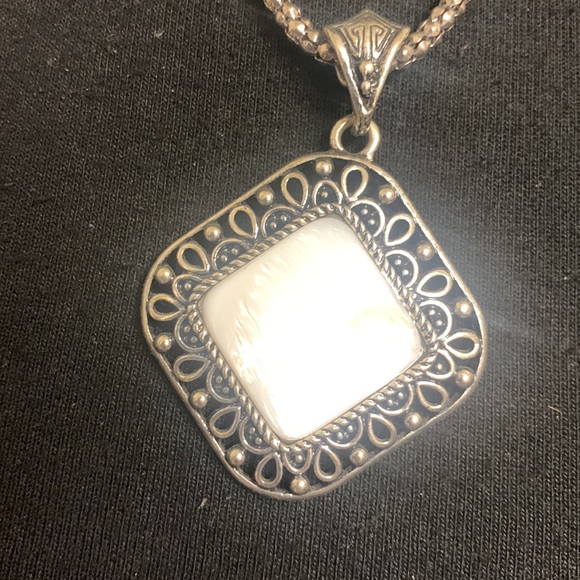 Necklace with a silver chain and white and silver accent piece - Picture 7 of 9